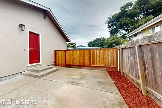 632 N Claremont St Photo 1