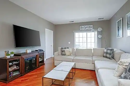 1307 W Lake St Photo 2