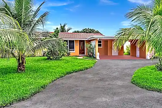 1024 NW 30th Ct Photo 2
