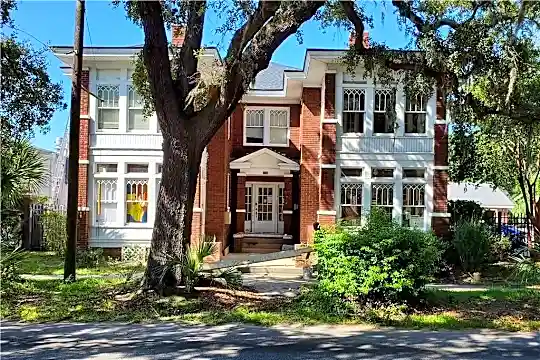 1110 E Victory Dr #1 Photo 1