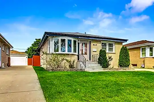 7736 W Strong St Photo 2