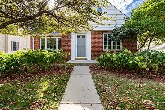 125 W Montclaire Ave Photo 2