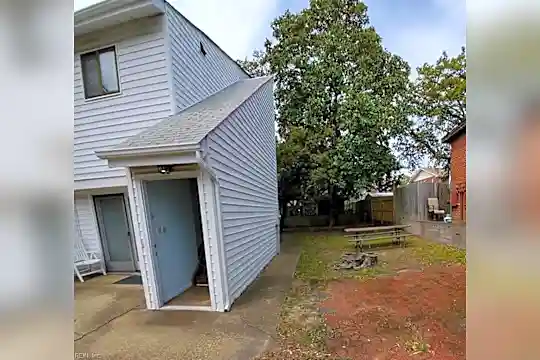 2650 Shore Dr Photo 2