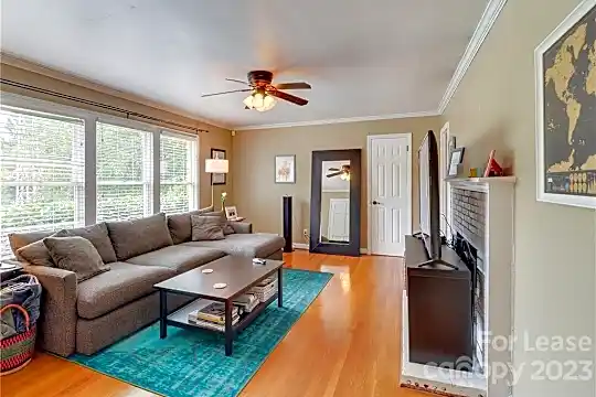 536 Seneca Pl Photo 2