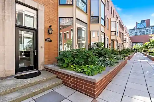 640 W Fulton St #E Photo 2