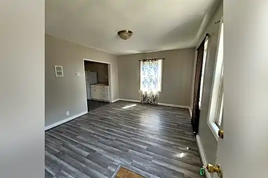 410 York St Photo 2