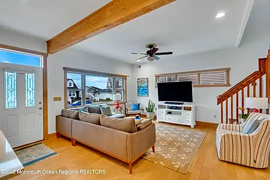 366 River Pl Photo 2