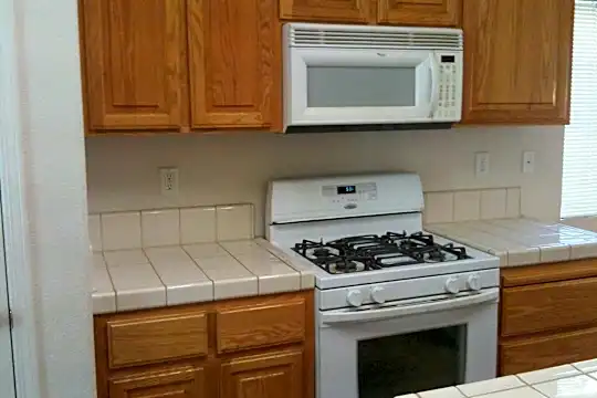 801 Carpenter Pl Photo 2