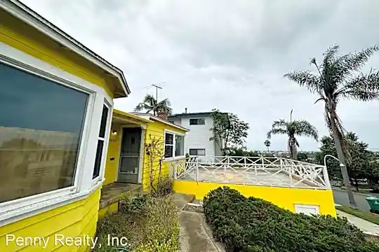 4567 Santa Monica Ave Photo 2