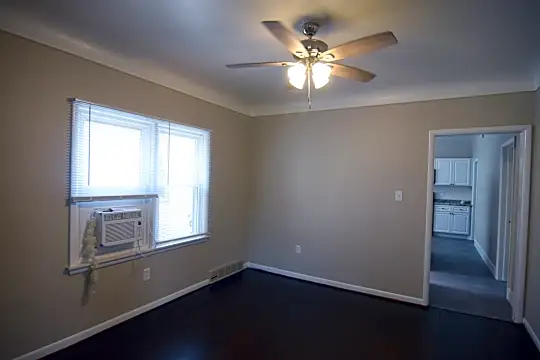 1469 Wayburn St Photo 2