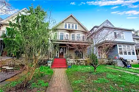 345 Richmond Ave Photo 1