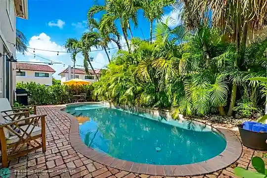 203 Washingtonia Ave Photo 1