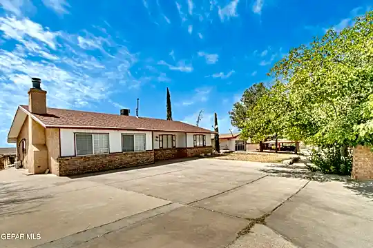 1611 Bernard Kern Dr Photo 2
