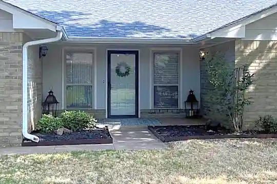 3921 Yorkshire Dr Photo 2