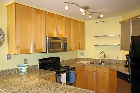 6655 N Canyon Crest Dr #6230 Photo 2