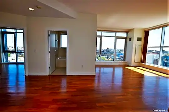 11-24 31st Ave #13E Photo 1