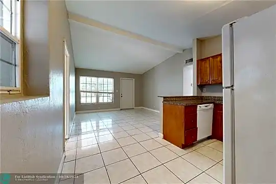 525 SW 22nd Ave Photo 2