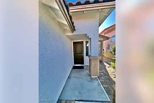 8233 W Rochelle Ave Photo 1
