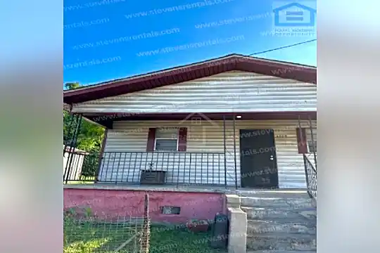 1004 W 37th St Photo 2
