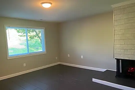1042 Amsterdam Rd Photo 2