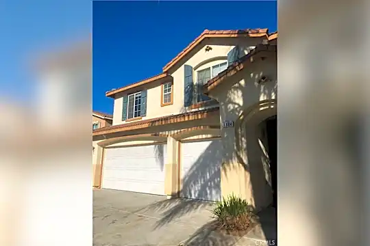 6884 Landing Ct Photo 1