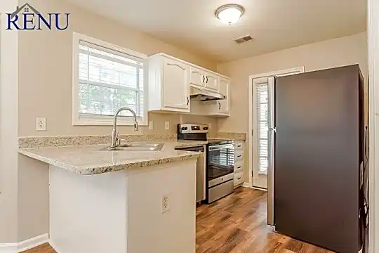 1001 Wyndham Ln Photo 2
