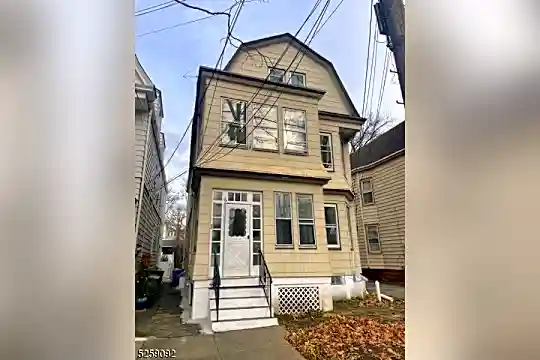 16 Llewellyn Ave #1 Photo 1