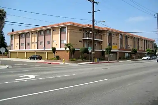 Valencia Apartments Photo 1
