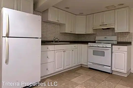 160 Franklin St Photo 1