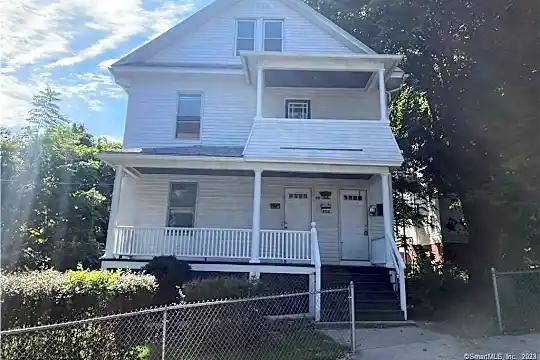 13 Crescent St Photo 2