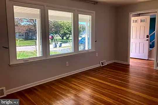 146 Lake Dr Photo 2
