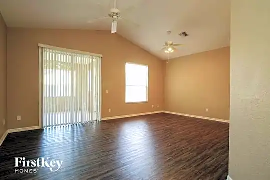 3300 Oak Hill Place Photo 2