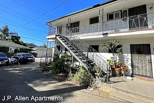 928 W Glenoaks Blvd Photo 2
