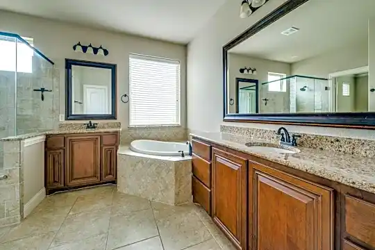 961 Crystal Falls Dr Photo 2