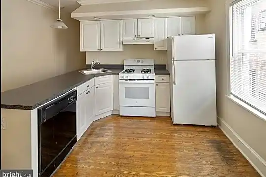2027 Pine St #3R Photo 2
