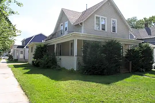1103 W Lawrence St Photo 2