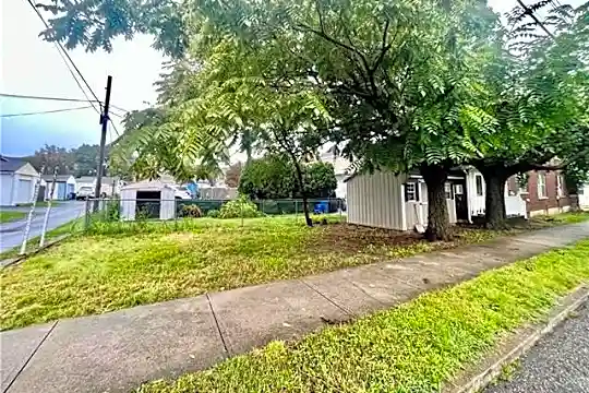 2400 Forest St Photo 2