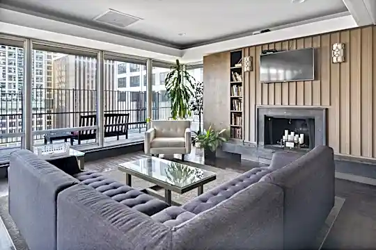 201 E Chestnut St #6F Photo 2