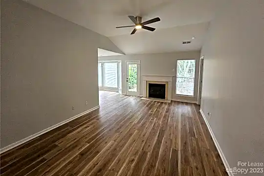 9822 Stephen Thompson Ln Photo 2