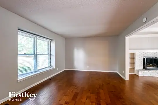 4610 Brookshire Parkway Photo 2