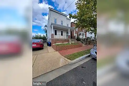 1410 V St SE Photo 2
