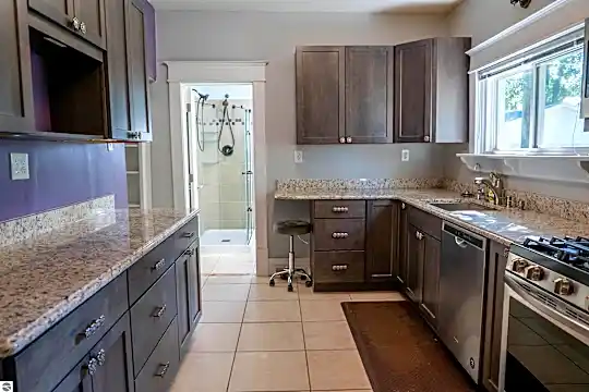 608 S Maple St Photo 2