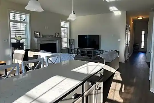 3188 W Huntington Ln Photo 2