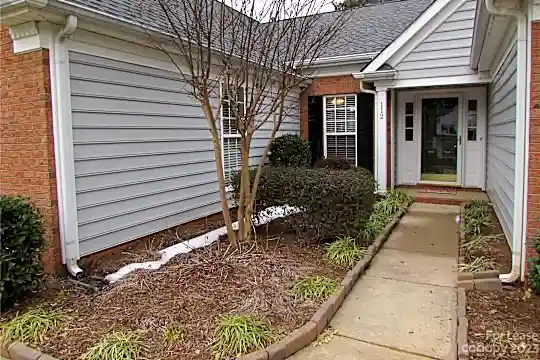 112 Spring Grove Dr Photo 2