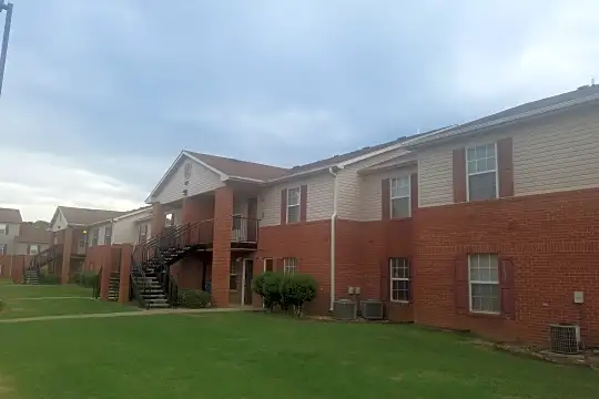 Normal Hills Student Apartments Photo 1