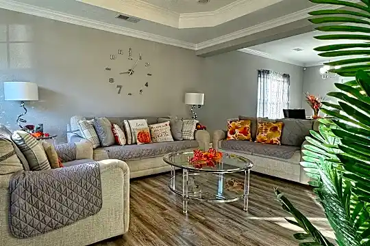 2020 Evergreen Pl Photo 2