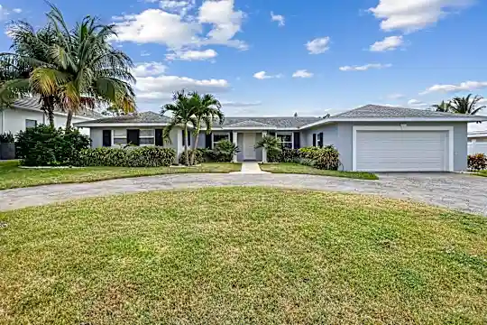 906 SW 28th Ave Photo 2