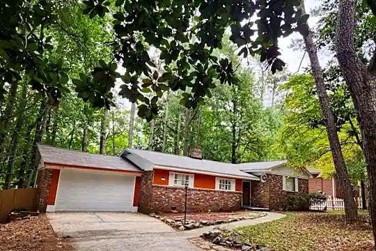 4021 Sheldon Dr NE Photo 1