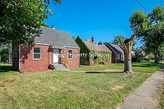 4533 Buchanan St Photo 2