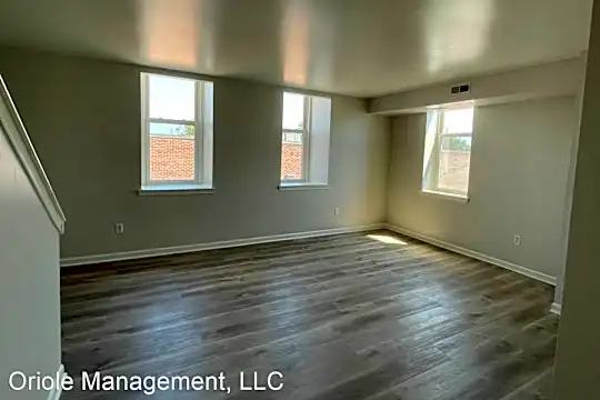 320 E High St Photo 1